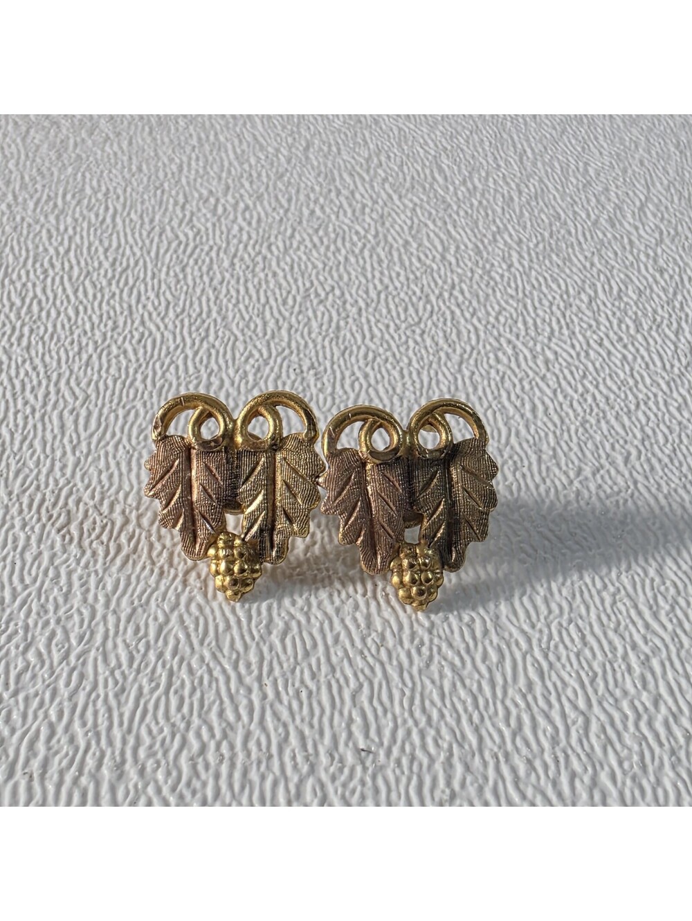 VTG 10K Tri-Color Black Hills Gold Grape Leaf Cluster Stud Earrings Pair 1.7g